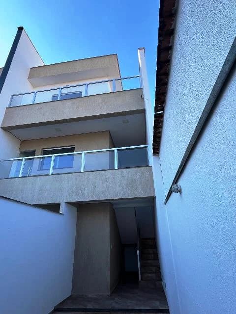 Casa com cobertura e três quartos e suíte em Betim bairro Senhora das Graças 