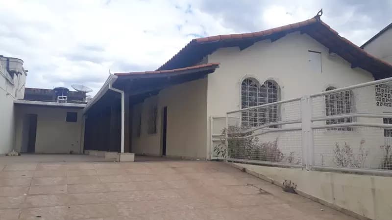 Casa em Betim com três quartos - Bairro Petrópoles