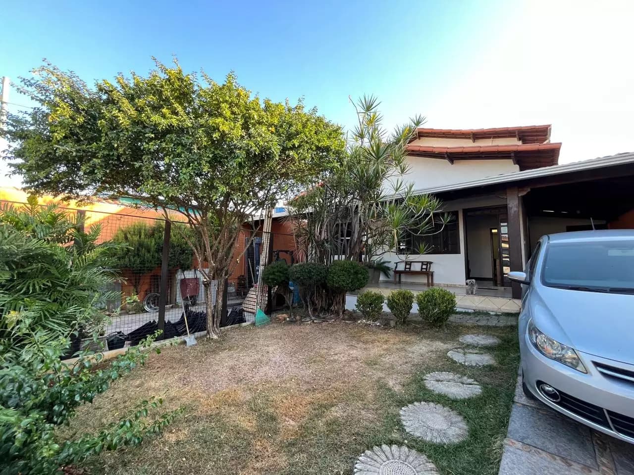 CASA COLONIAL DE 3 QUARTOS e 4 VAGAS DE GARAGEM