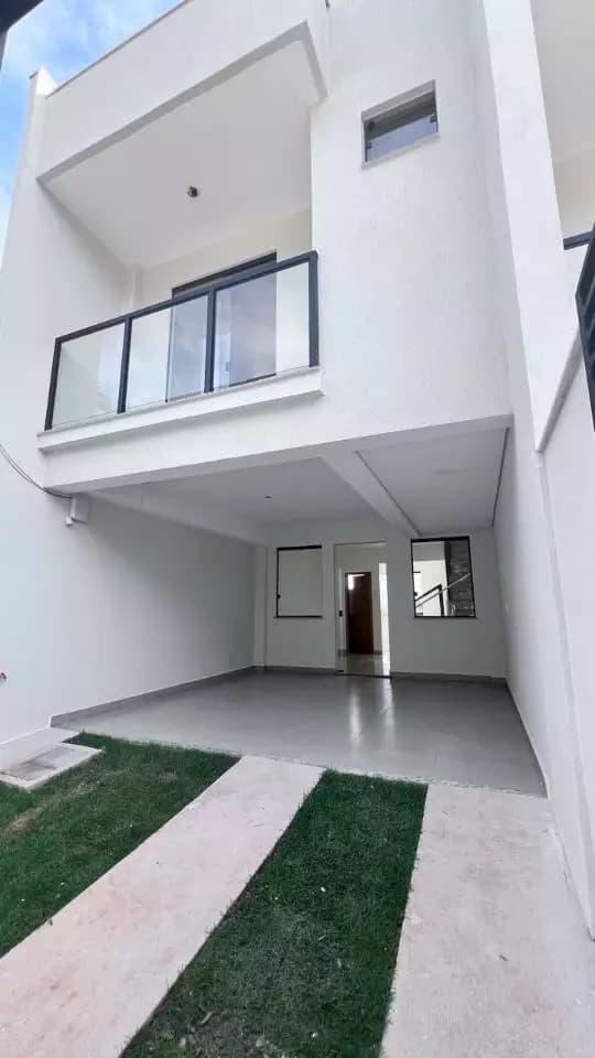 Casas com excelente acabamento, sendo cada uma com 03 quartos, um dos quartos com suíte, banho social, sala, cozinha, área de serviço e área térrea no fundo e garagem.