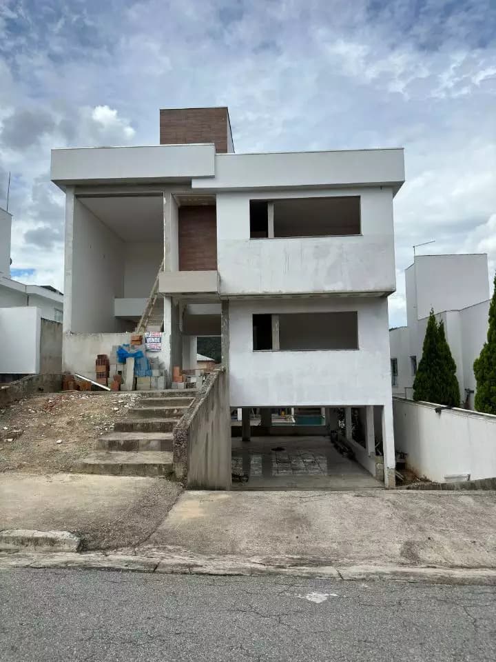 Casa em construção à venda no condomínio Ouro Verde