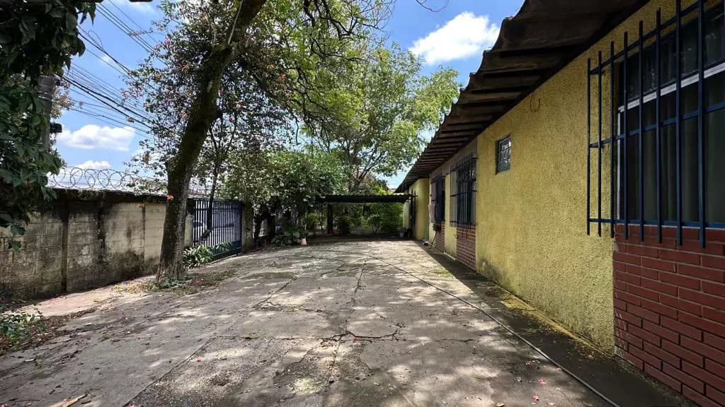 Oportunidade única! Casa Comercial em Área de 1.550 m2 com Fácil Acesso à BR-381.
