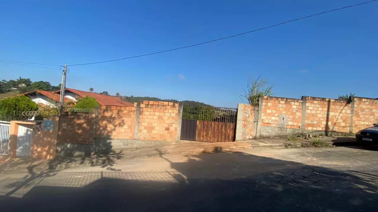 Lote de 360m², totalmente murado, com uma localização privilegiada!