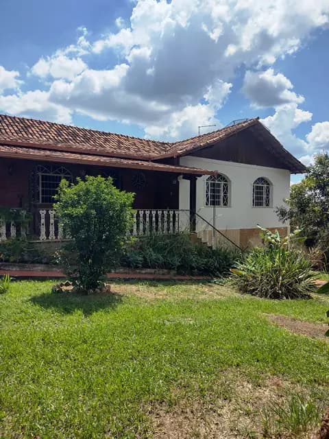 Ótima Casa com seis quartos e piscina em Betim bairro Petrópolis
