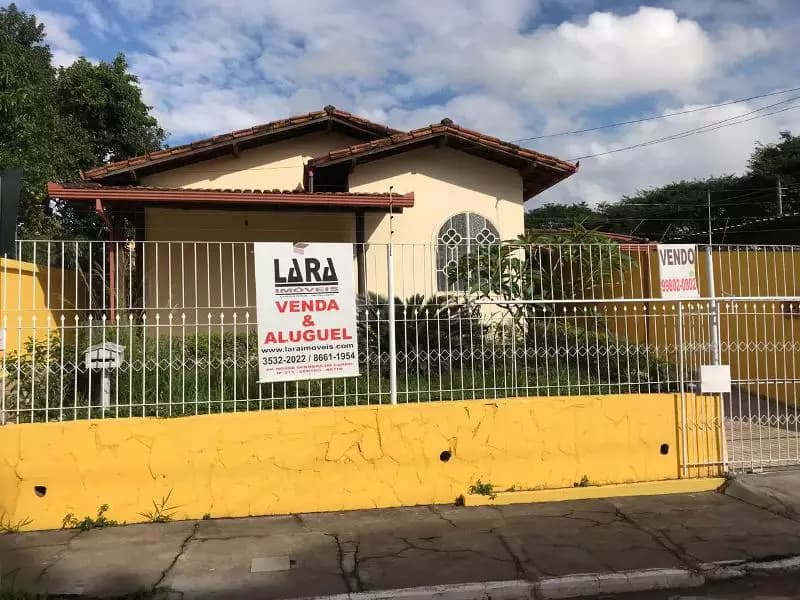 CASA PARA VENDA NO CENTRO DA CIDADE.