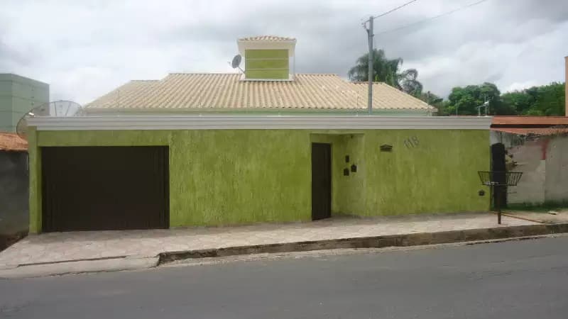 Espaçosa Casa Nova de 3 Quartos com Porão, Área de Lazer e Segurança Reforçada