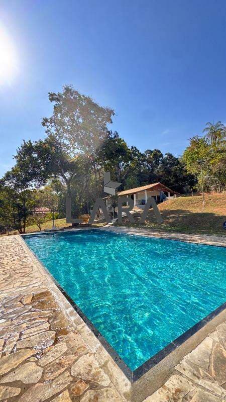Sítio em Betim (Bairro Cachoeira) – 4 Quartos, Piscina, Vista de Lago e Segurança 24h